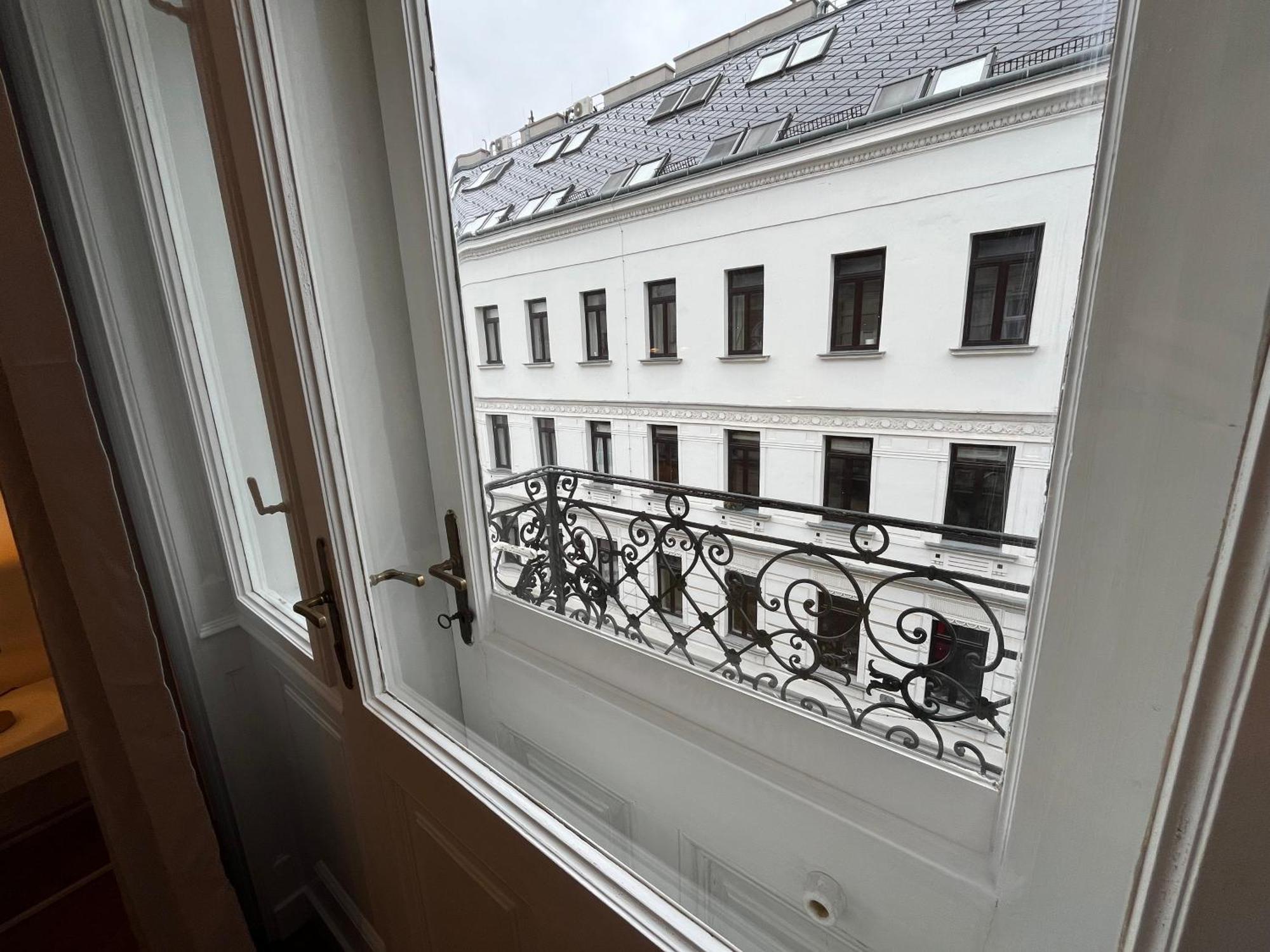 Grosszuegiger Wiener Altbau Gleich Neben Schoenbrunn المظهر الخارجي الصورة